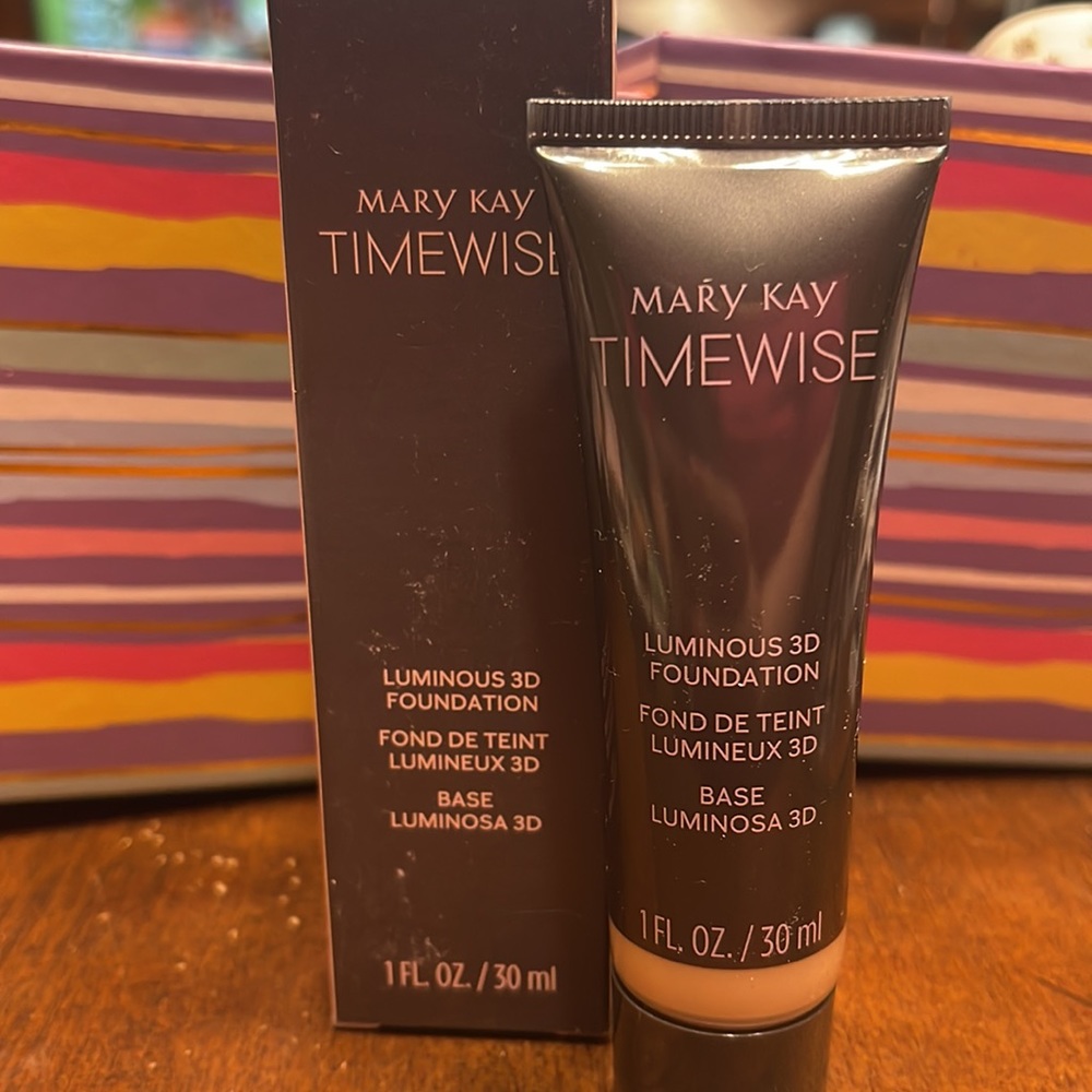 Mary Kay Luminous foundation Beige W100
